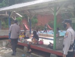 Anggota Polsek Cibaliung Memberikan Himbauan Kepada Pengunjung Kolam Renang