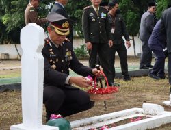 Kapolres Pandeglang Hadiri Upacara dan Tabur Bunga Hari Pahlawan di Makam Pahlawan
