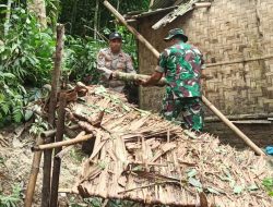 Polsek Munjul Bantu Warga Evakuasi Rumah Tertimpa Pohon