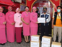 Didampingi Kapolres Metro Tangerang Kota Ketua Bhayangkari Cabang Metro Tangerang Kota Beri Bingkisan ke Petugas Pospam dan Posyan