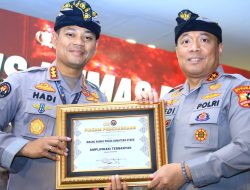 Penghargaan Kadivhumas Pada Saat Rakernis Humas Polri