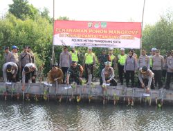 Peduli Ekosistem Laut, Polres Metro Tangerang Kota Gerakan Penanaman Pohon Mangrove