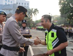 Kapolres Metro Tangerang Kota Berikan Penghargaan pada Apel Satkamling