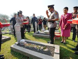 Jelang HUT ke-77 Bhayangkara, Kapolri dan Jajaran Ziarah ke TMP Kalibata