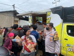 Polisi Bagikan Ratusan Nasi Box Di Pemukiman Warga Slum Area