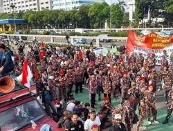 Ribuan Pelajar dan Mahasiswa Lakukan Aksi penolakan hak angket di Depan Gedung DPR RI